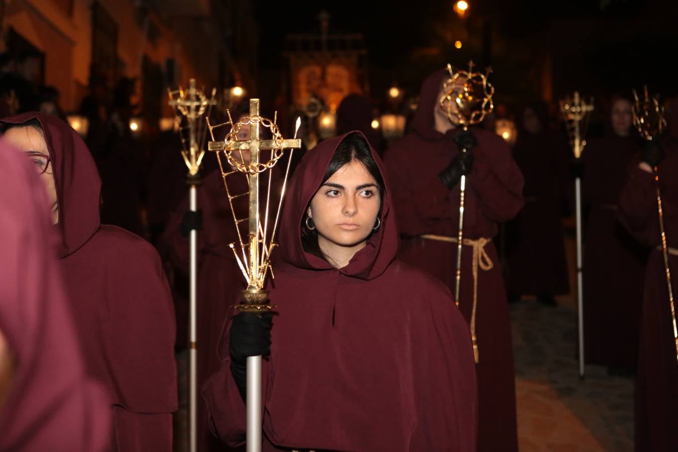El Paso Morado estrenó en este recorrido penitencial el nuevo estandarte con la imagen de Jesús bordado en sedas.