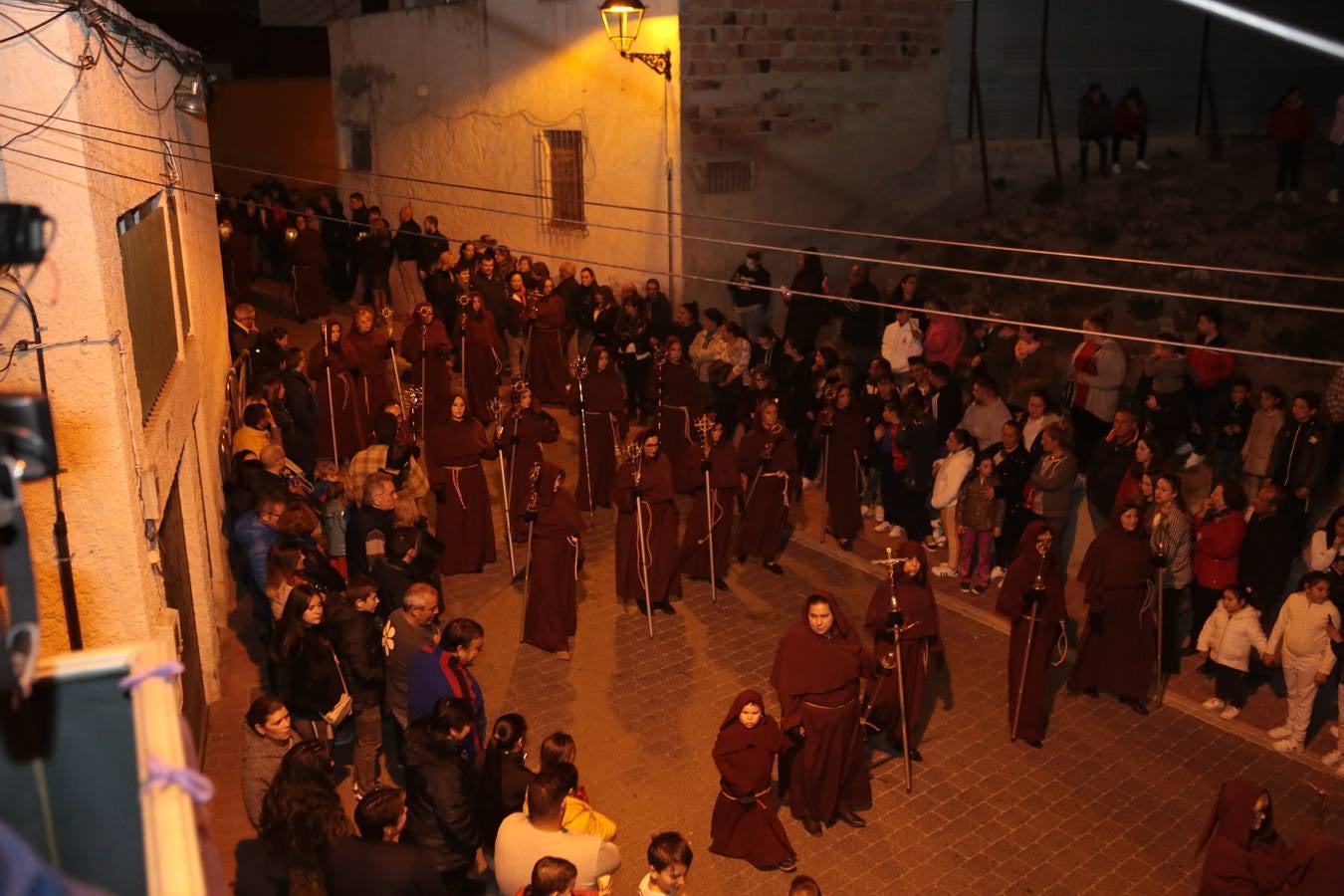 El Paso Morado estrenó en este recorrido penitencial el nuevo estandarte con la imagen de Jesús bordado en sedas.