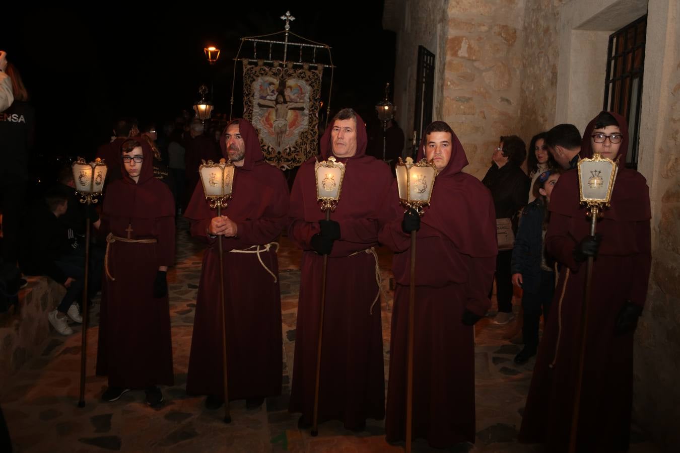 El Paso Morado estrenó en este recorrido penitencial el nuevo estandarte con la imagen de Jesús bordado en sedas.