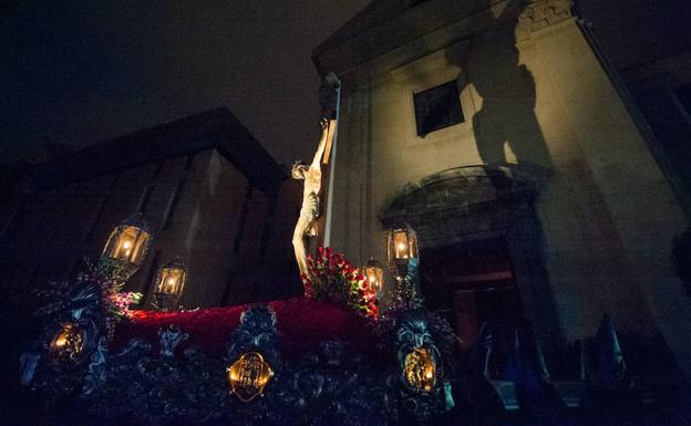 El Cristo del Refugio, una talla anónima del siglo XVI, sale de la iglesia de San Lorenzo sobre su impresionante trono plateado.