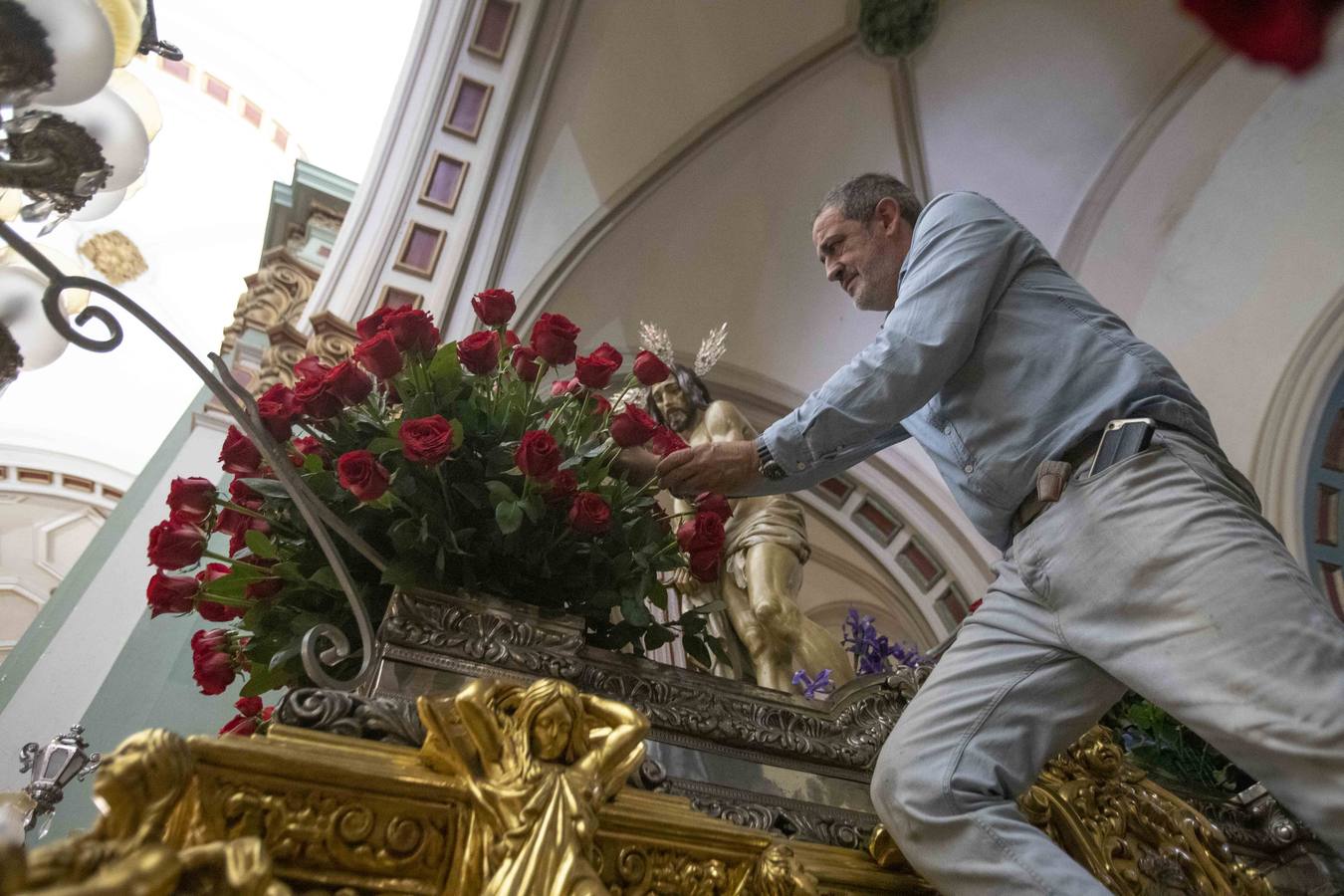 Procesionistas, vecinos y turistas llenan bares y restaurantes del casco antiguo de Cartagena al mediodía, y desde media tarde hasta entrada la madrugada