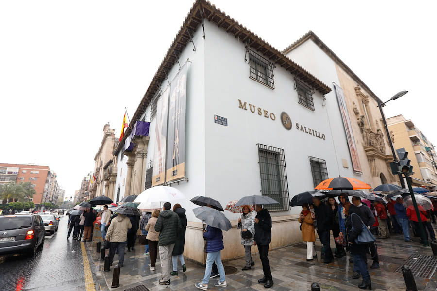 Cientos de personas se congregan desde primera hora de la mañana en la Iglesia privativa de Jesús para ver los pasos de Francisco Salzillo que este Viernes Santo no pudieron desfilar por las calles de la ciudad a causa de las condiciones meteorológicas