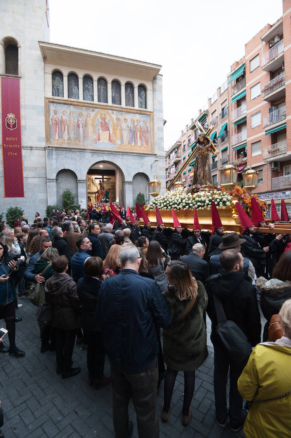 Tras la suspensión de la procesión los fieles pudieron asistir a un encuentro de los pasos realizado en la Plaza de San Antolín