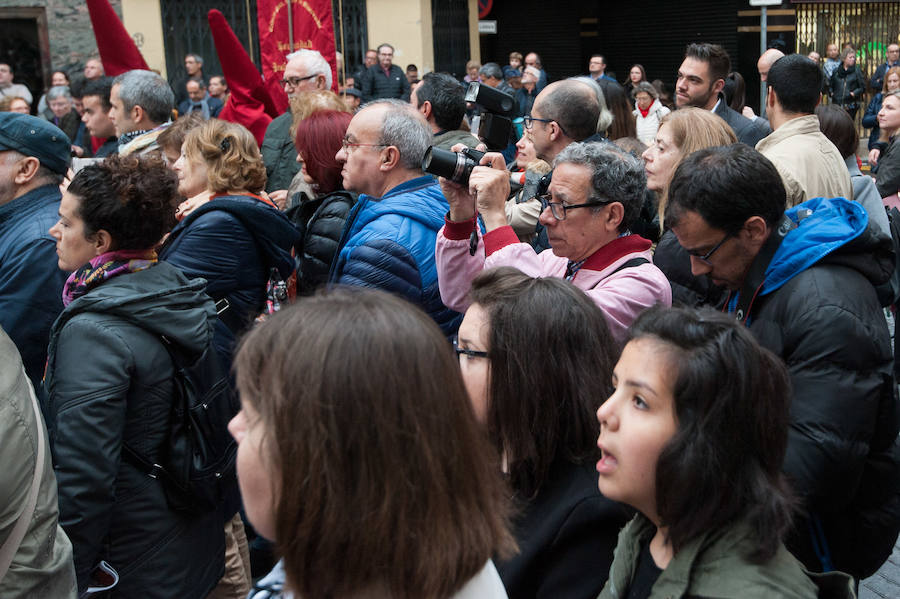 Tras la suspensión de la procesión los fieles pudieron asistir a un encuentro de los pasos realizado en la Plaza de San Antolín