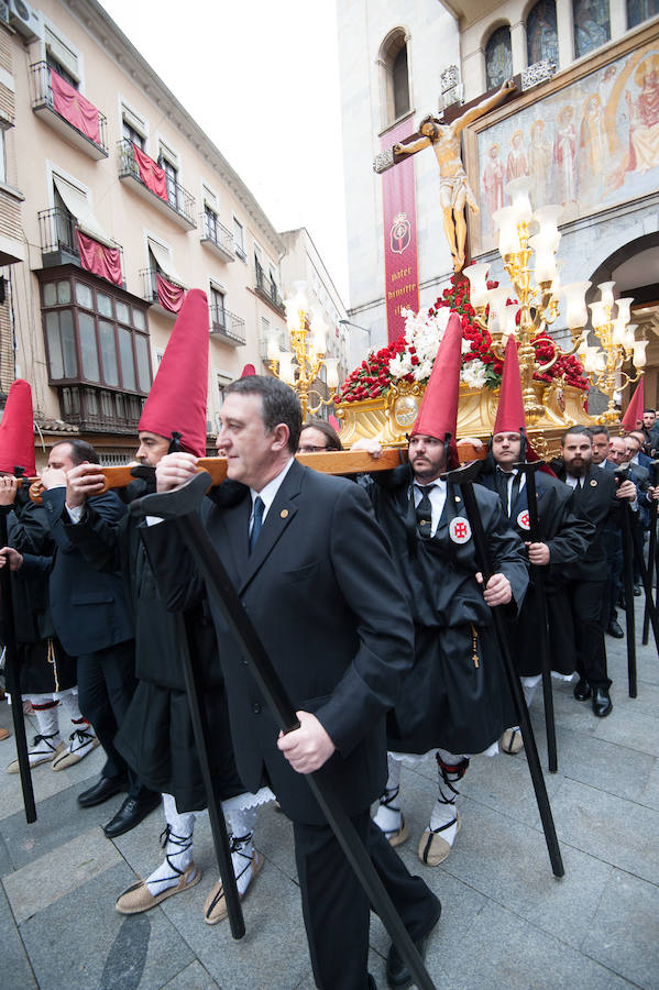 Tras la suspensión de la procesión los fieles pudieron asistir a un encuentro de los pasos realizado en la Plaza de San Antolín