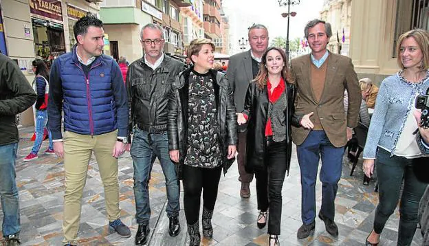 Andrea Levy, a la derecha, en la calle Mayor.