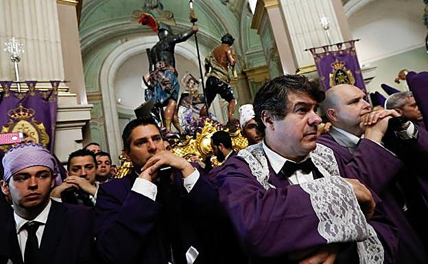 Tristeza entre los nazarenos, este viernes, tras anunciarse la suspensión de la procesión. 