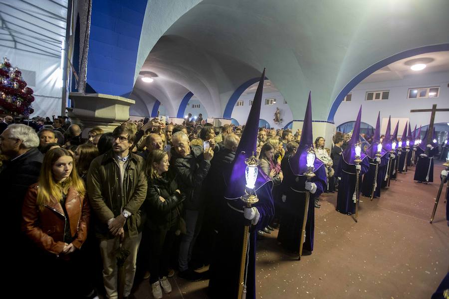 La procesión marraja, adelantada dos horas, sale entre plásticos y es vivida por miles de procesionistas durante la madrugada