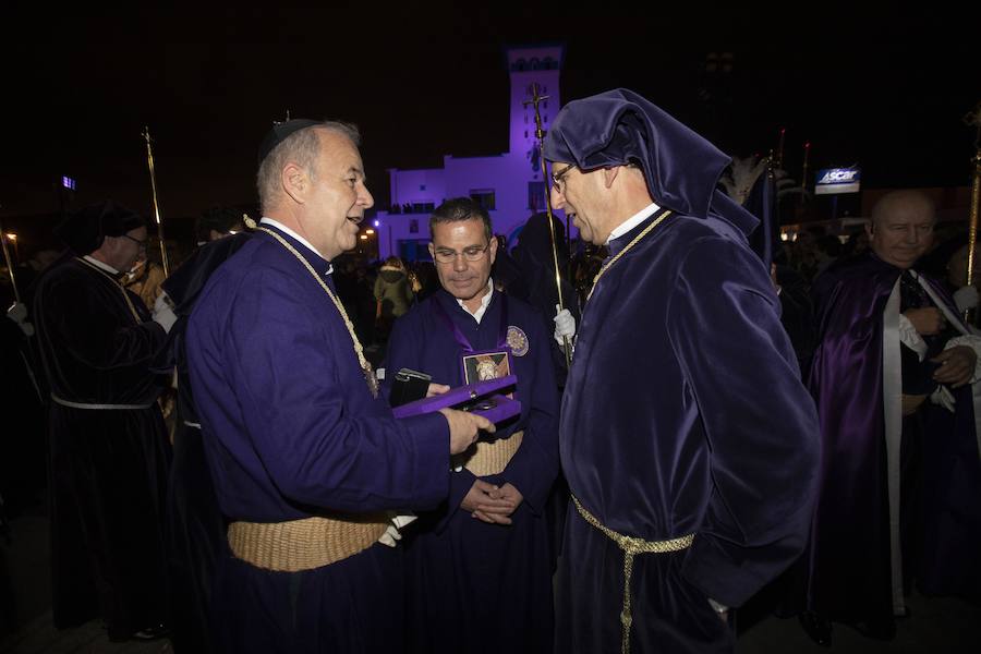 La procesión marraja, adelantada dos horas, sale entre plásticos y es vivida por miles de procesionistas durante la madrugada