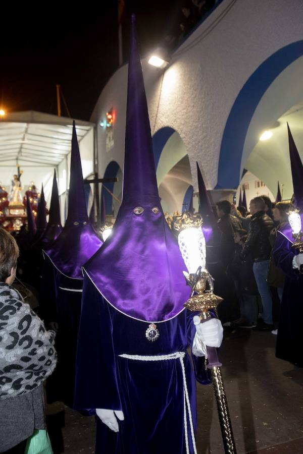 La procesión marraja, adelantada dos horas, sale entre plásticos y es vivida por miles de procesionistas durante la madrugada