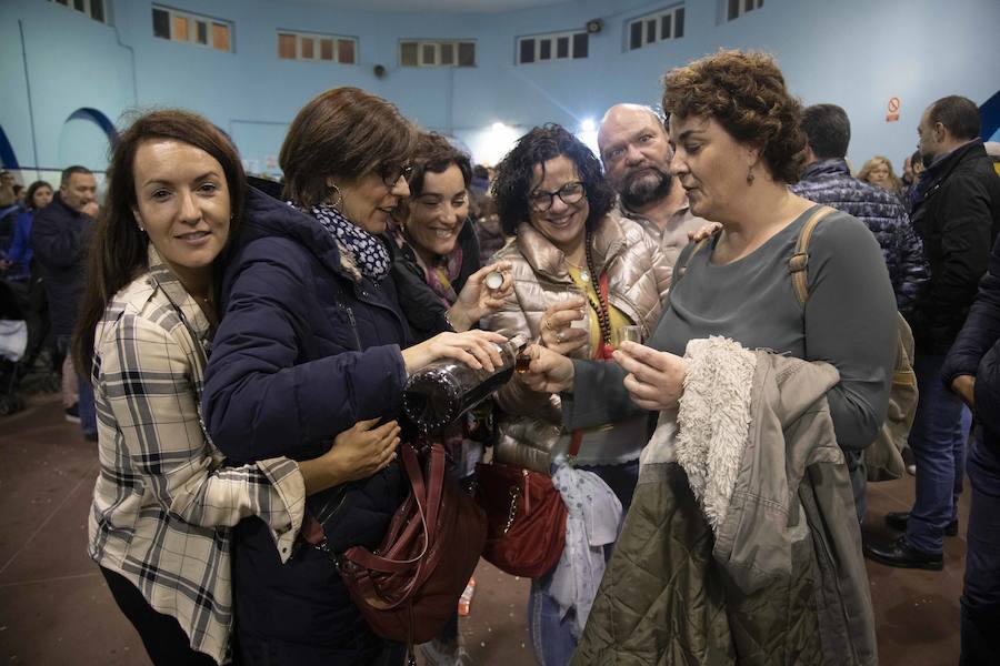 La procesión marraja, adelantada dos horas, sale entre plásticos y es vivida por miles de procesionistas durante la madrugada