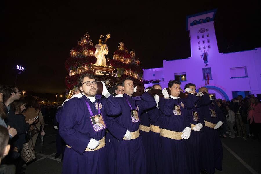 La procesión marraja, adelantada dos horas, sale entre plásticos y es vivida por miles de procesionistas durante la madrugada