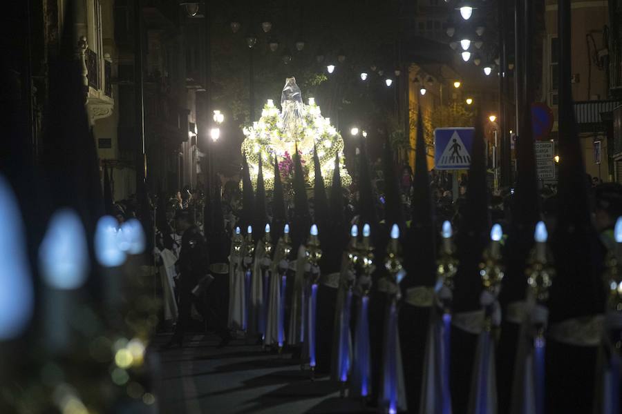 La procesión marraja, adelantada dos horas, sale entre plásticos y es vivida por miles de procesionistas durante la madrugada