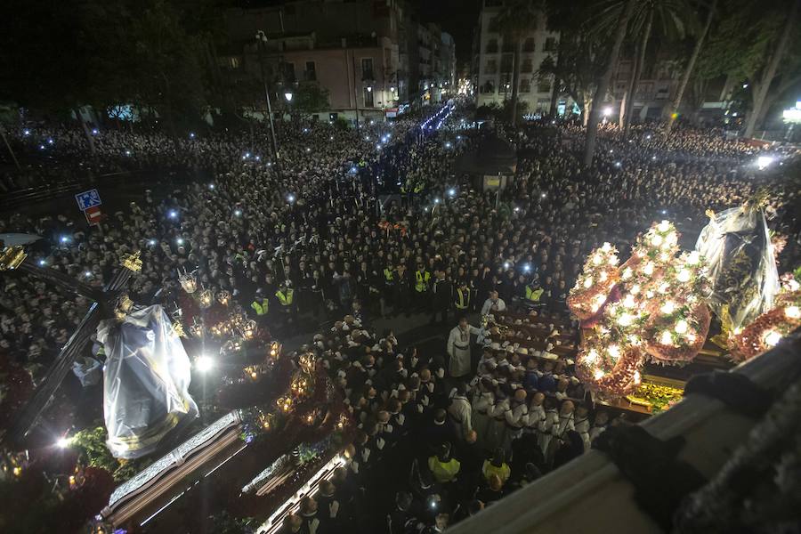 La procesión marraja, adelantada dos horas, sale entre plásticos y es vivida por miles de procesionistas durante la madrugada