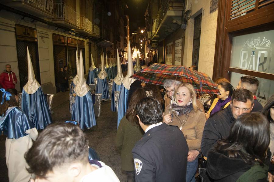 La procesión marraja, adelantada dos horas, sale entre plásticos y es vivida por miles de procesionistas durante la madrugada