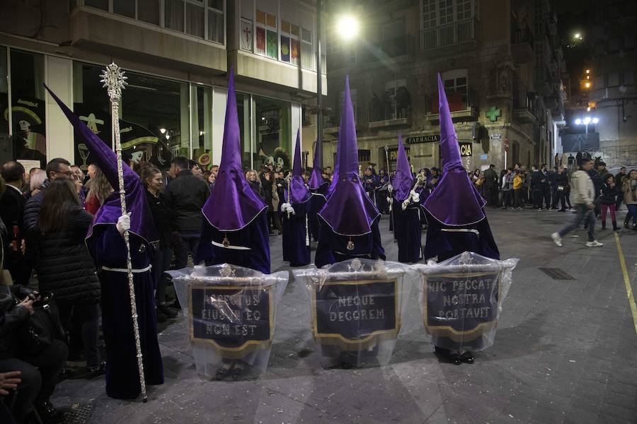 La procesión marraja, adelantada dos horas, sale entre plásticos y es vivida por miles de procesionistas durante la madrugada