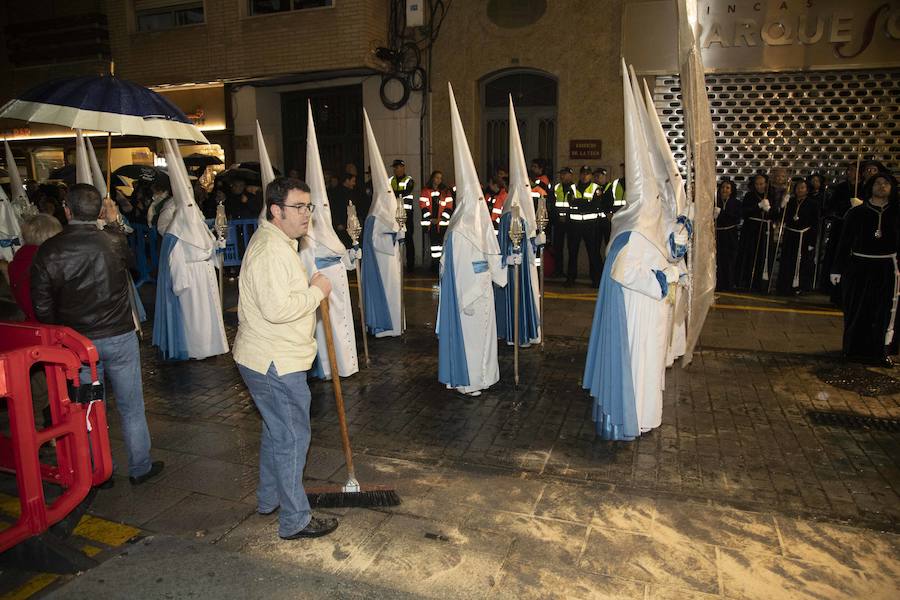 La procesión marraja, adelantada dos horas, sale entre plásticos y es vivida por miles de procesionistas durante la madrugada