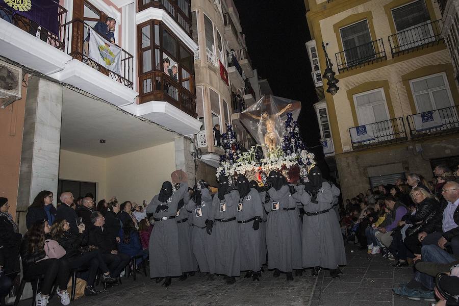 La Cofradía protege las imágenes y los sudarios en la Procesión Solemne del Silencio, ante la amenaza de lluvia