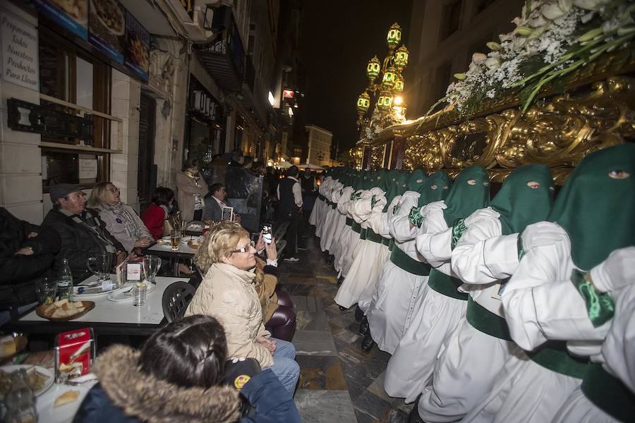 La Cofradía protege las imágenes y los sudarios en la Procesión Solemne del Silencio, ante la amenaza de lluvia