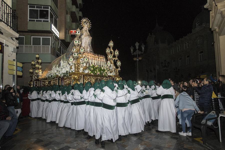 La Cofradía protege las imágenes y los sudarios en la Procesión Solemne del Silencio, ante la amenaza de lluvia