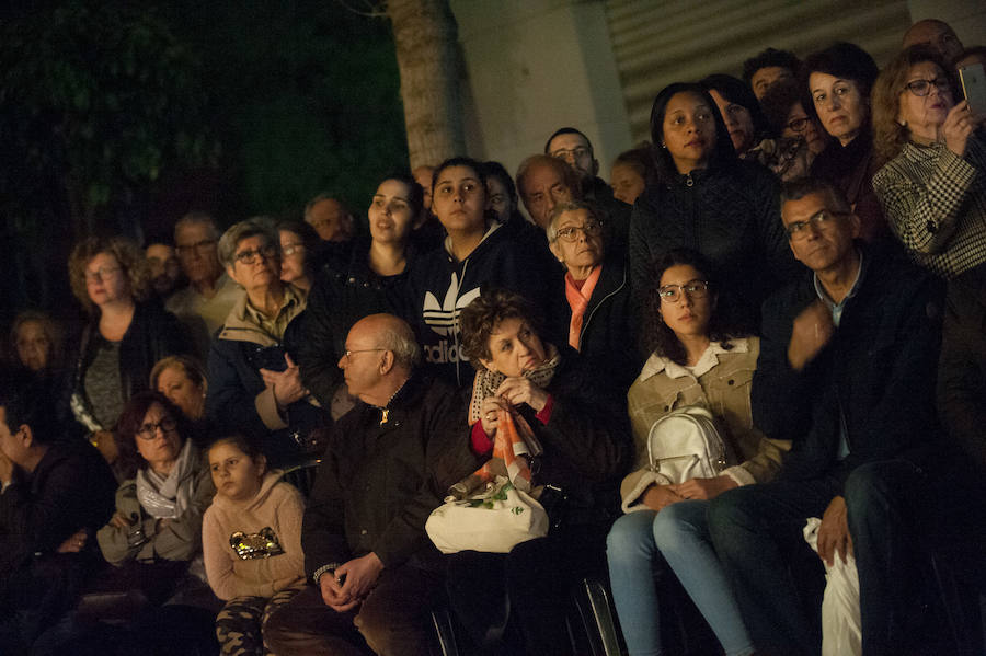 El Santísimo Cristo del Refugio pudo emprender su recorrido por el centro de Murcia entre cánticos y saetas