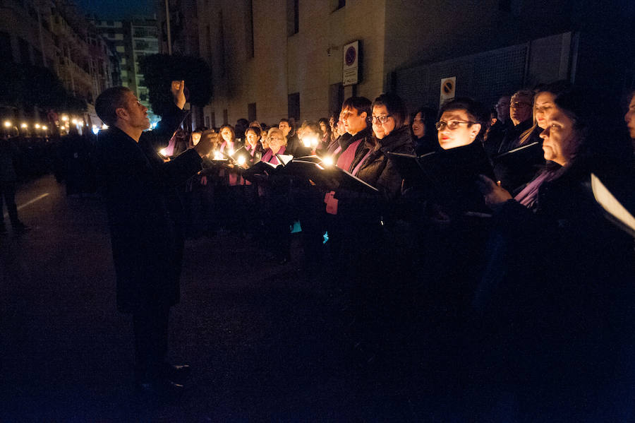 El Santísimo Cristo del Refugio pudo emprender su recorrido por el centro de Murcia entre cánticos y saetas