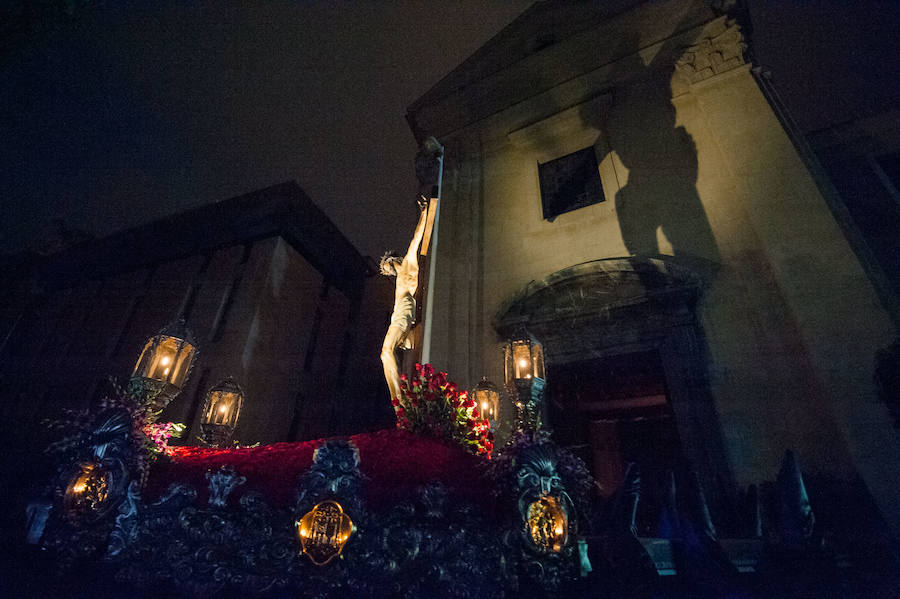 El Santísimo Cristo del Refugio pudo emprender su recorrido por el centro de Murcia entre cánticos y saetas