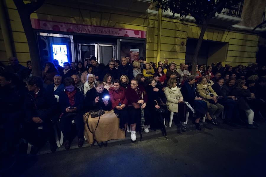 El Santísimo Cristo del Refugio pudo emprender su recorrido por el centro de Murcia entre cánticos y saetas