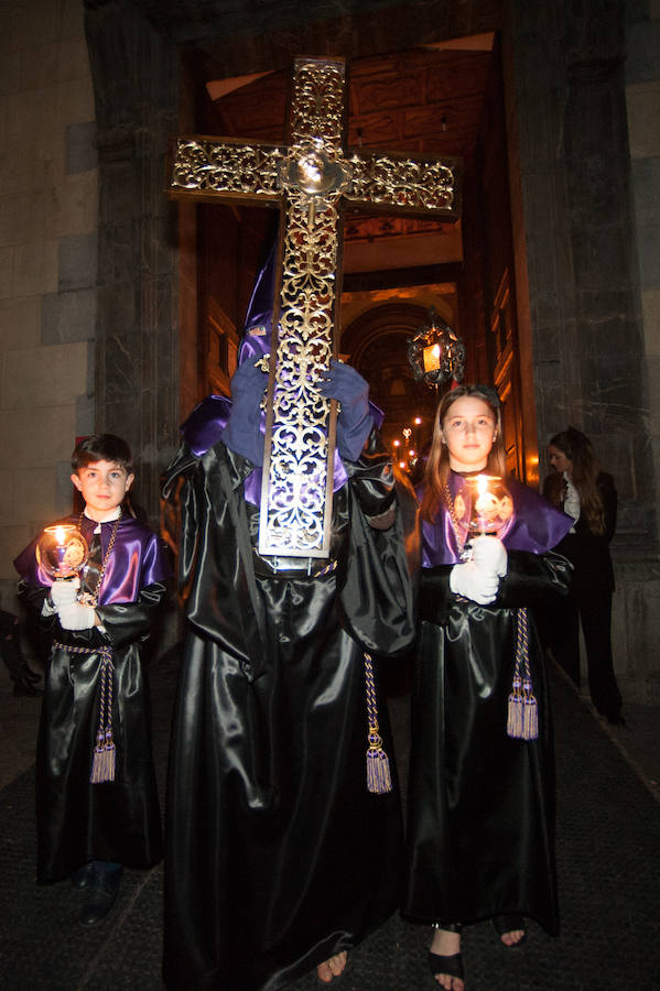 El Santísimo Cristo del Refugio pudo emprender su recorrido por el centro de Murcia entre cánticos y saetas