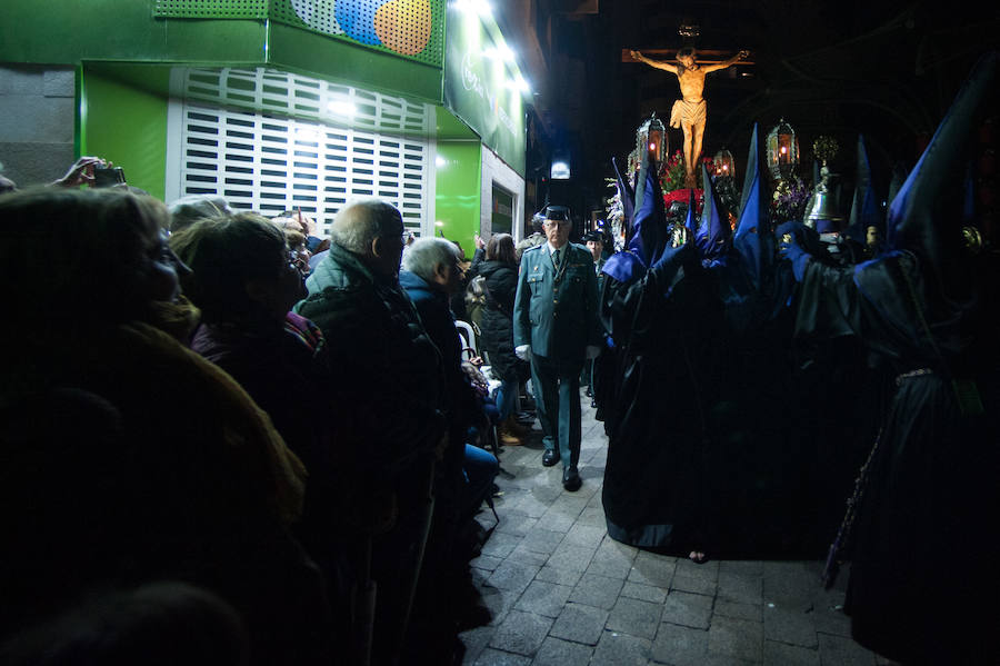 El Santísimo Cristo del Refugio pudo emprender su recorrido por el centro de Murcia entre cánticos y saetas