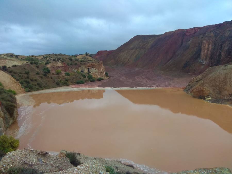 Decenas de carreteras y calles han quedado afectadas haciendo imposible la circulación por ellas