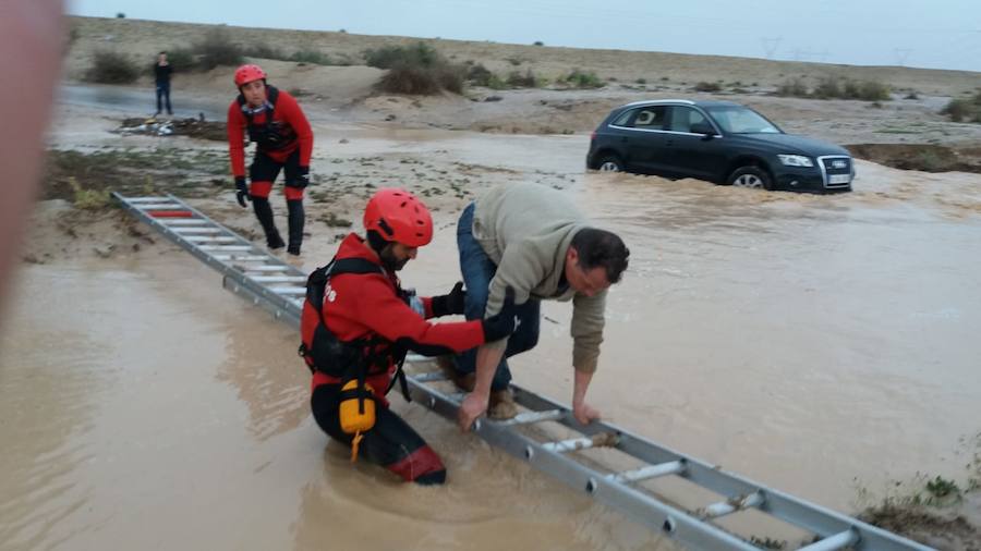 Decenas de carreteras y calles han quedado afectadas haciendo imposible la circulación por ellas