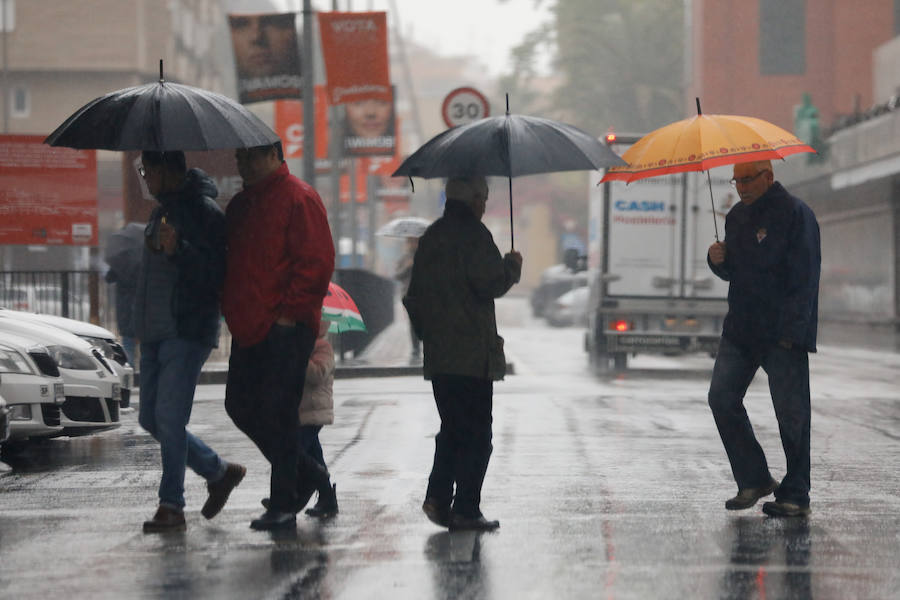 La Aemet mantiene la alerta naranja mientras que los pluviómetros registran precipitaciones de hasta 108 litros por metro cuadrado en las últimas 24 horas
