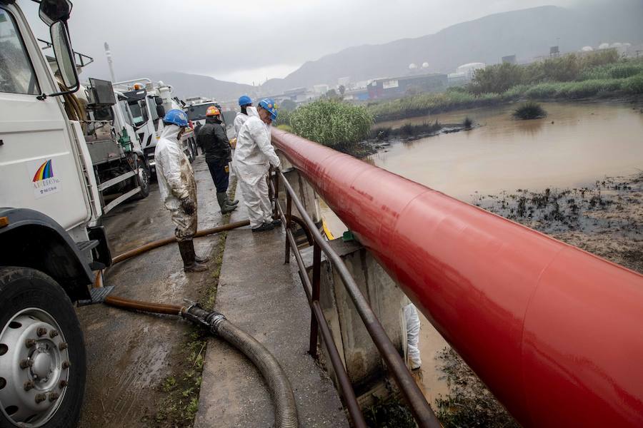 La empresa pone boyas y despliega una brigada de limpieza en la rambla de Escombreras, y afirma que las lluvias causaron de noche «un leve arrastre de hidrocarburo aceitoso»