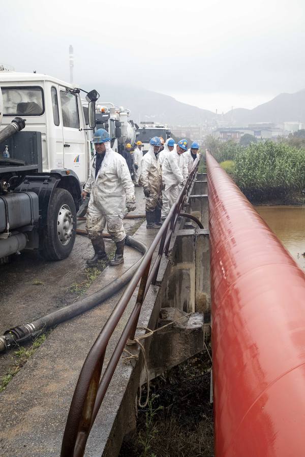 La empresa pone boyas y despliega una brigada de limpieza en la rambla de Escombreras, y afirma que las lluvias causaron de noche «un leve arrastre de hidrocarburo aceitoso»