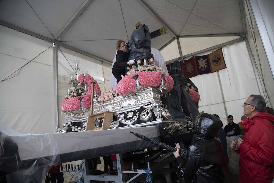 Las puertas de la iglesia de Santa María de Gracia se mantuvieron abiertas para que los fieles pudieran visitar las imágenes y tronos vestidos de flor