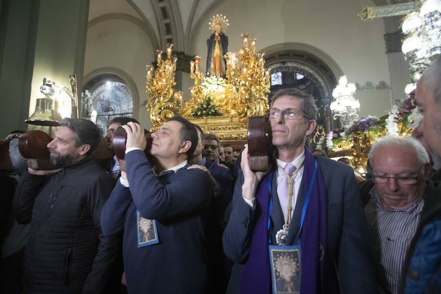 Las puertas de la iglesia de Santa María de Gracia se mantuvieron abiertas para que los fieles pudieran visitar las imágenes y tronos vestidos de flor