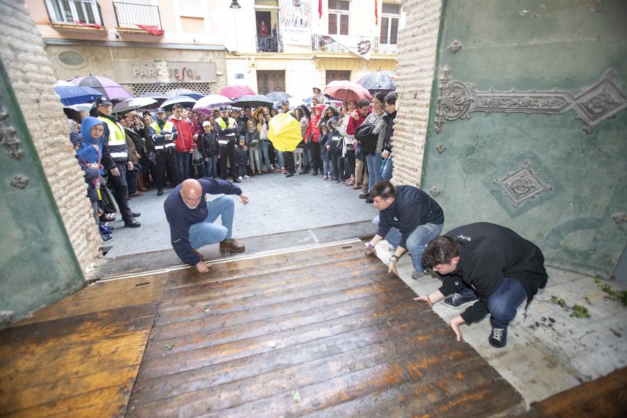 Las puertas de la iglesia de Santa María de Gracia se mantuvieron abiertas para que los fieles pudieran visitar las imágenes y tronos vestidos de flor