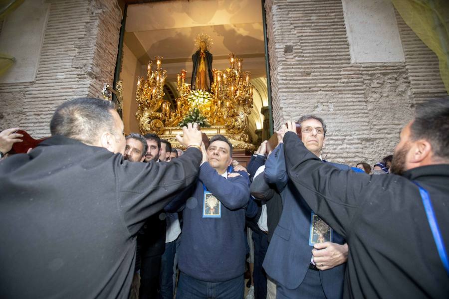 Las puertas de la iglesia de Santa María de Gracia se mantuvieron abiertas para que los fieles pudieran visitar las imágenes y tronos vestidos de flor