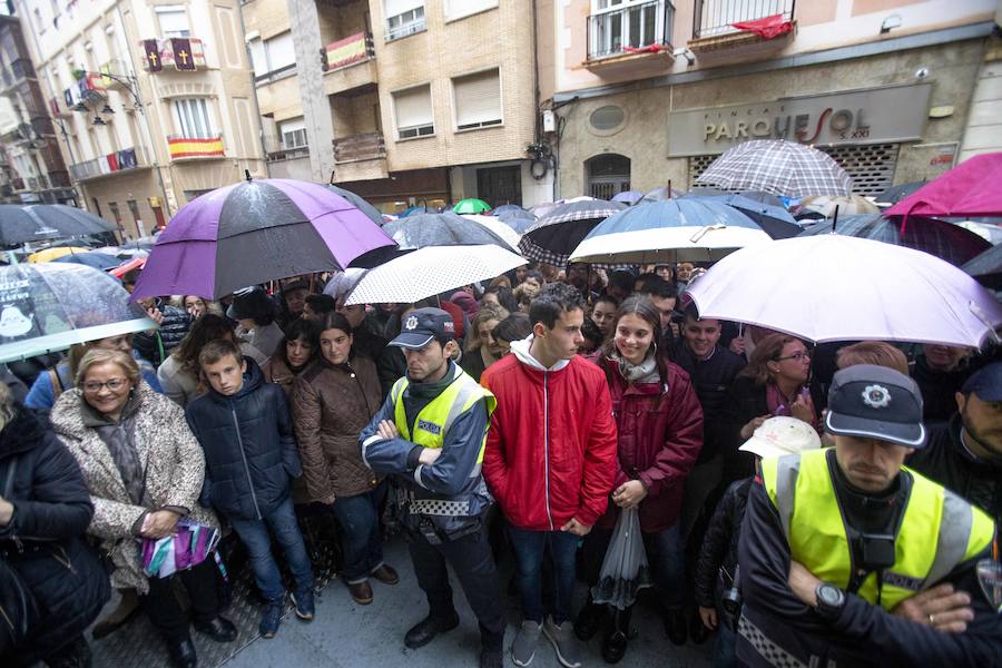 Las puertas de la iglesia de Santa María de Gracia se mantuvieron abiertas para que los fieles pudieran visitar las imágenes y tronos vestidos de flor