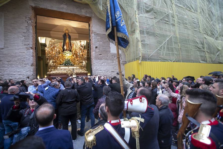 Las puertas de la iglesia de Santa María de Gracia se mantuvieron abiertas para que los fieles pudieran visitar las imágenes y tronos vestidos de flor
