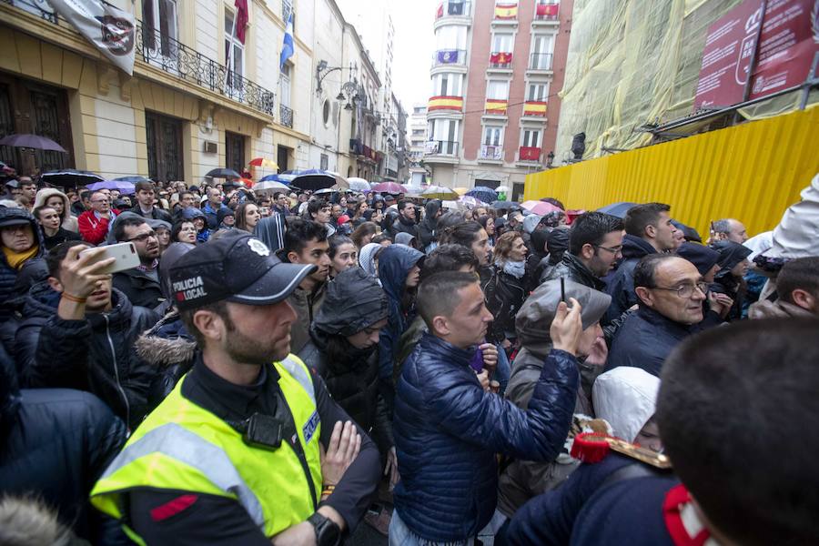 Las puertas de la iglesia de Santa María de Gracia se mantuvieron abiertas para que los fieles pudieran visitar las imágenes y tronos vestidos de flor