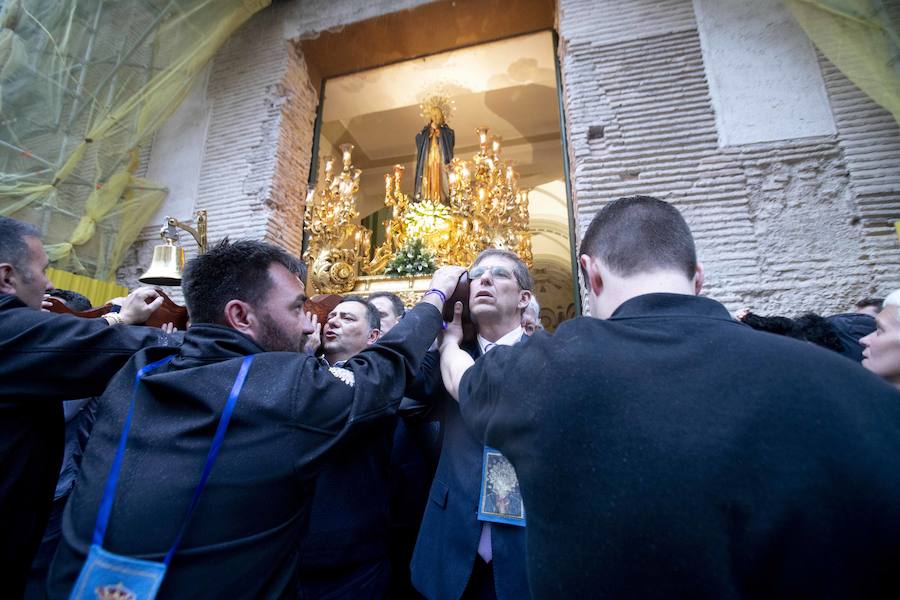 Las puertas de la iglesia de Santa María de Gracia se mantuvieron abiertas para que los fieles pudieran visitar las imágenes y tronos vestidos de flor