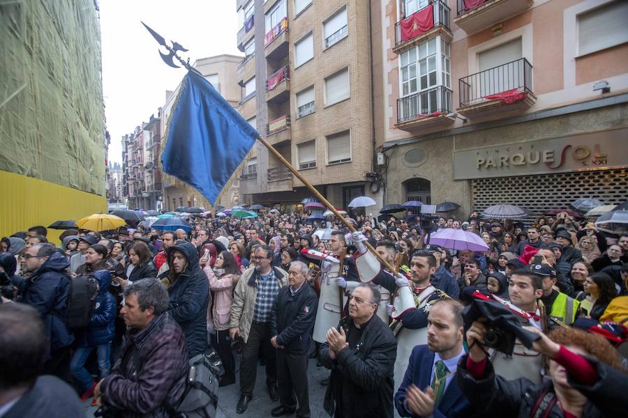 Las puertas de la iglesia de Santa María de Gracia se mantuvieron abiertas para que los fieles pudieran visitar las imágenes y tronos vestidos de flor