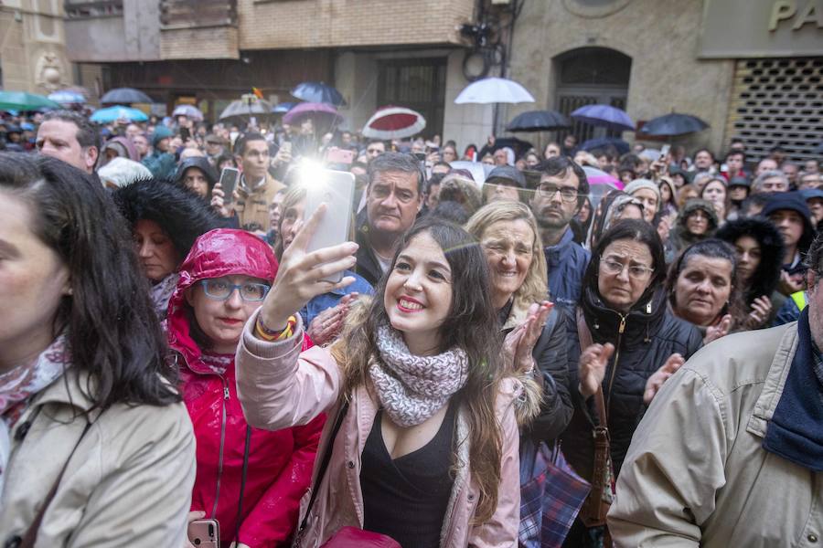 Las puertas de la iglesia de Santa María de Gracia se mantuvieron abiertas para que los fieles pudieran visitar las imágenes y tronos vestidos de flor