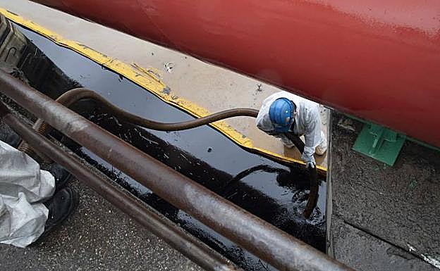 Restos de hidrocarburo en la rambla de Escombreras, junto a la refinería de Repsol, este sábado.