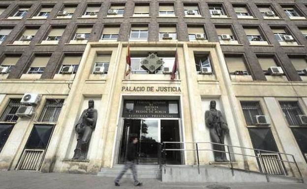 Condenado a dos años de cárcel por robar 20 euros en una tienda de Murcia