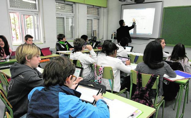 Alumnos del IES Alquibla trabajan con tabletas en el aula, en una foto de archivo. 