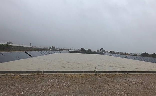 Un embalse de agua para riego en Alhama.