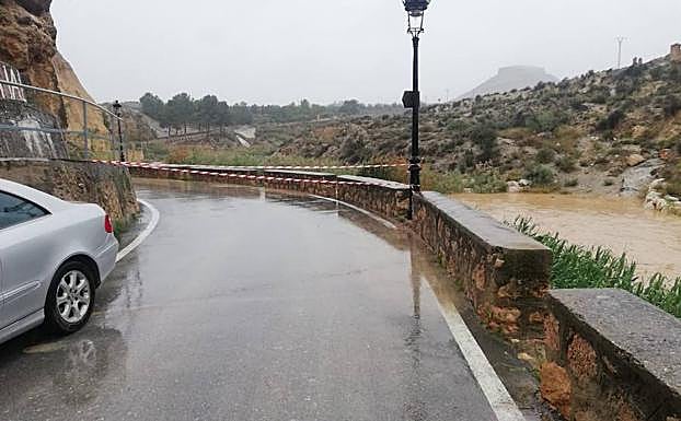 Carretera cortada en Mula.